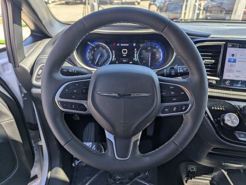 Used 2025 Chrysler Pacifica Select image 28