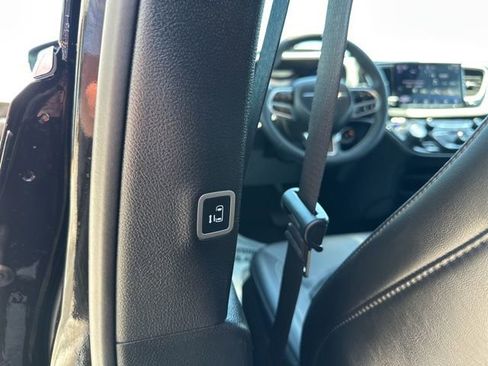 Used 2025 Chrysler Pacifica Select FWD image 36
