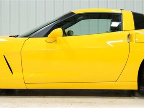 Used 2005 Chevrolet Corvette Coupe w/ Preferred Equipment Group RWD image 2