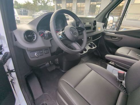 Used 2025 Mercedes-Benz Sprinter 2500 image 2