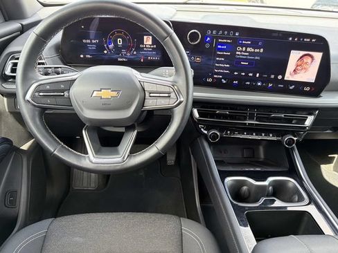 Used 2025 Chevrolet Traverse LT FWD image 21