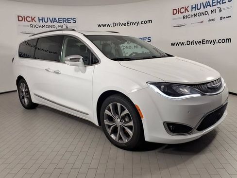Used 2019 Chrysler Pacifica Limited w/ Tire & Wheel Group FWD image 3