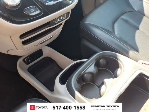 Used 2023 Chrysler Pacifica Touring-L FWD image 21