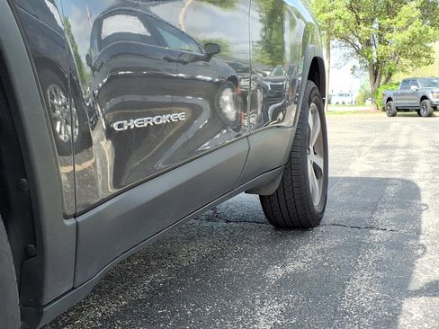 Used 2022 Jeep Cherokee Limited AWD/4WD image 36