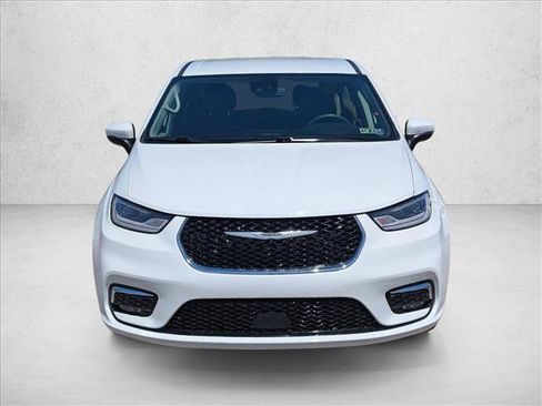 Used 2023 Chrysler Pacifica Touring-L FWD image 2