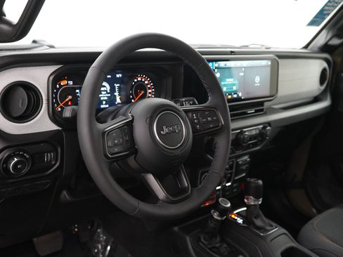 Used 2025 Jeep Wrangler Willys AWD/4WD image 19