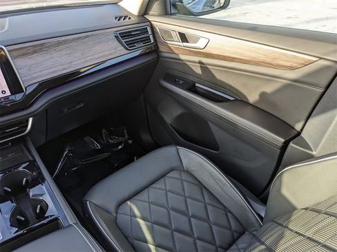 Used 2025 Volkswagen Atlas SEL Premium R-Line image 18