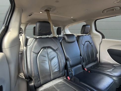 Used 2019 Chrysler Pacifica Touring-L FWD image 26