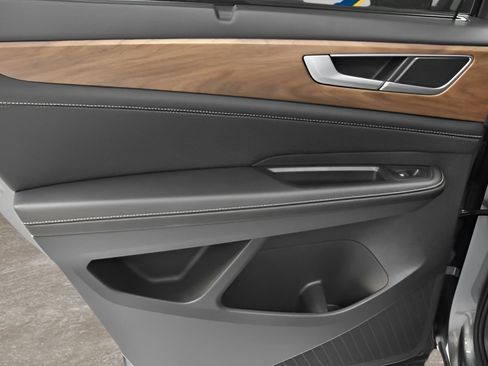 Used 2025 Volkswagen Atlas SE image 13