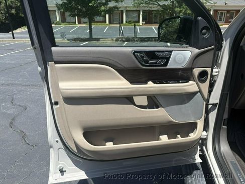 Used 2022 Lincoln Navigator Reserve AWD/4WD image 11