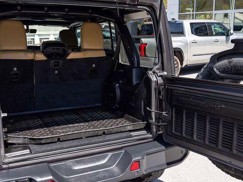 Used 2018 Jeep Wrangler Unlimited Sahara AWD/4WD image 34