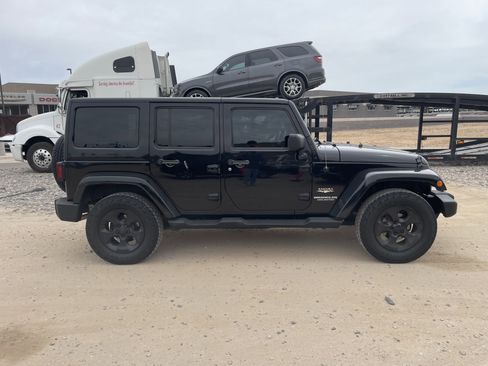Used 2014 Jeep Wrangler Unlimited Sahara w/ Connectivity Group AWD/4WD image 6