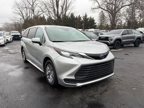 Used 2024 Toyota Sienna LE image 4