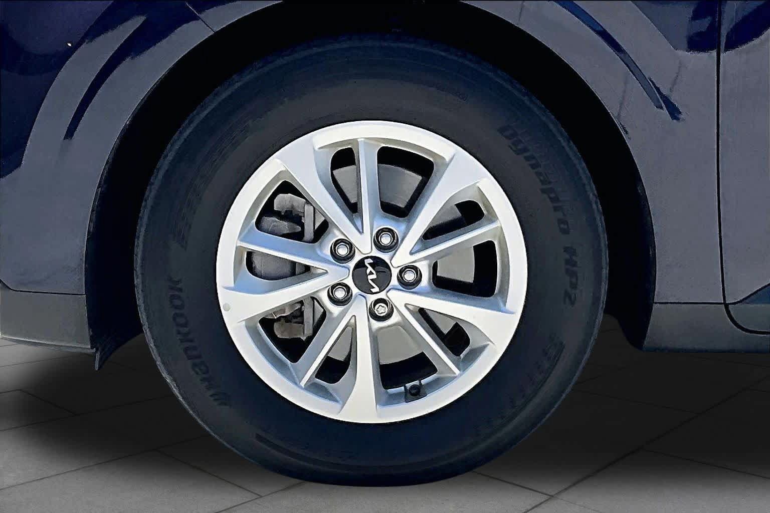 Used 2024 Kia Carnival LX FWD image 9