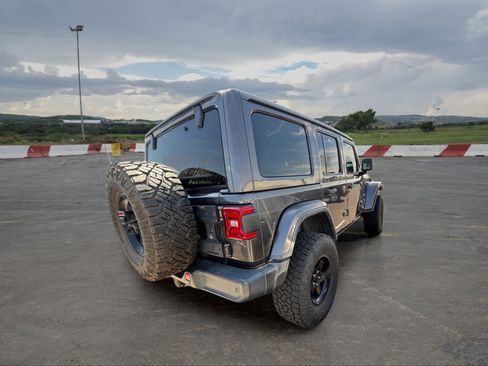 Used 2018 Jeep Wrangler Unlimited Sahara AWD/4WD image 3