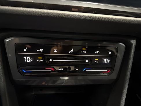 Used 2022 Volkswagen Tiguan SE w/ Panoramic Sunroof Package FWD image 21