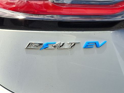 Used 2023 Chevrolet Bolt LT w/ Infotainment Package FWD image 10
