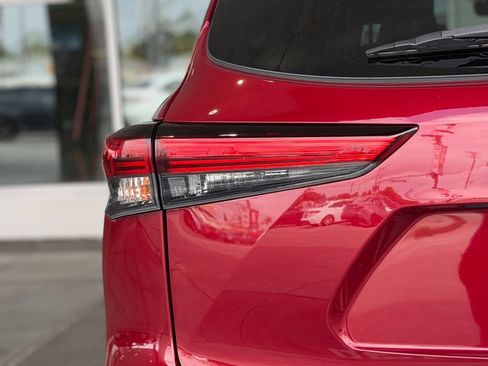 Used 2021 Toyota Highlander XSE FWD image 11