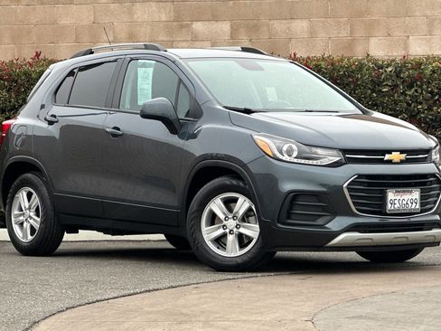 Used 2022 Chevrolet Trax LT w/ LT Convenience Package image 2