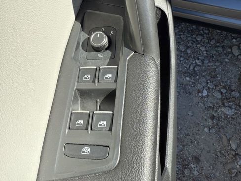 Used 2021 Volkswagen Tiguan SE w/ Panoramic Sunroof Package image 16