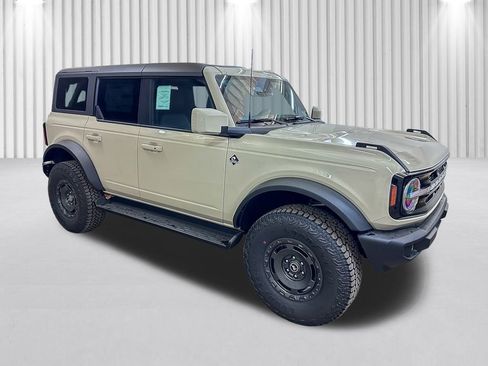 New 2025 Ford Bronco Outer Banks w/ Sasquatch Package image 2