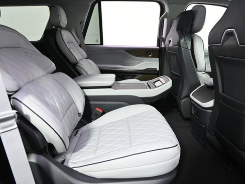 New 2026 Lincoln Navigator Black Label AWD/4WD image 17