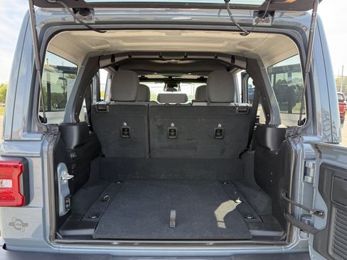 Used 2025 Jeep Wrangler Unlimited Sahara AWD/4WD image 31