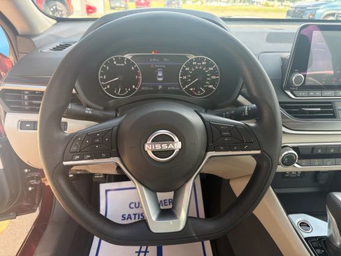 Used 2025 Nissan Altima 2.5 SV FWD image 15