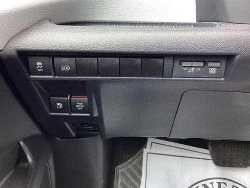 Used 2025 Toyota Sienna LE image 24