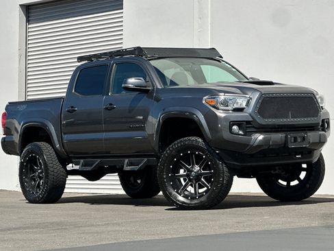 Used 2017 Toyota Tacoma TRD Sport w/ Premium & Technology Package AWD/4WD image 2