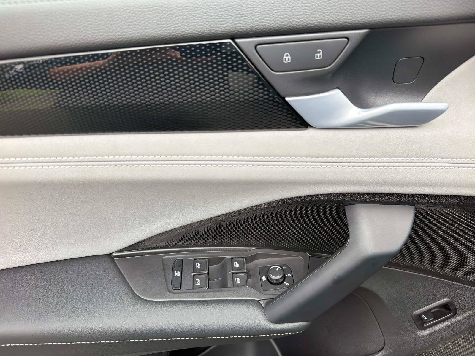 Certified 2026 Volkswagen Tiguan SE R-Line FWD image 17