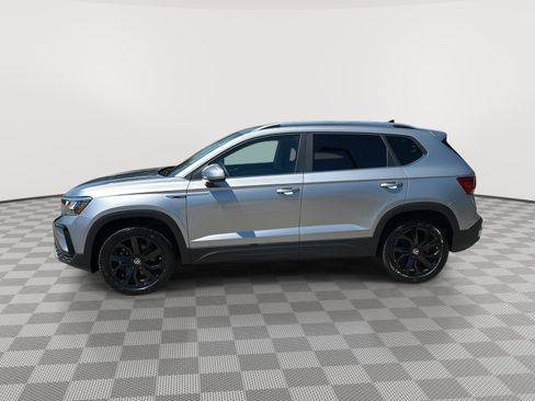 Used 2023 Volkswagen Taos SE w/ Panoramic Sunroof Package FWD image 8