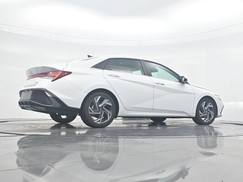 Used 2025 Hyundai Elantra Limited FWD image 34