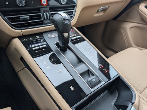 Certified 2025 Porsche Macan image 17