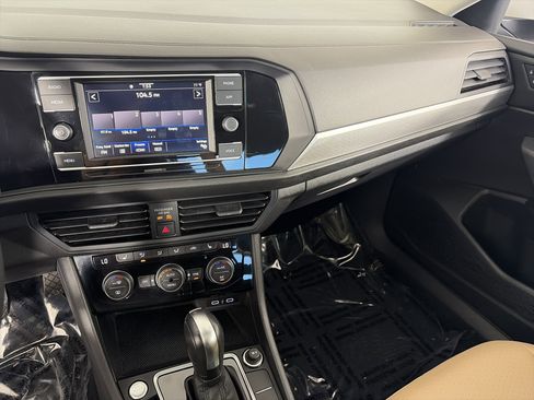 Used 2020 Volkswagen Jetta SE FWD image 4