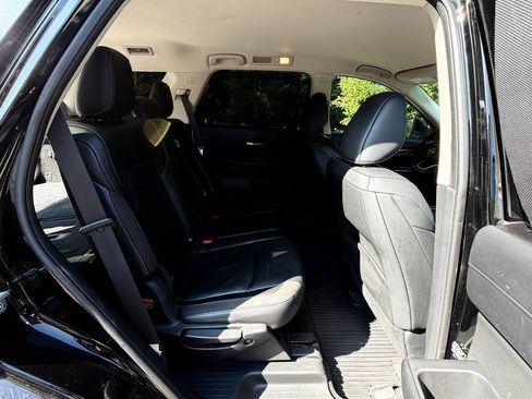 Used 2022 Nissan Pathfinder SL FWD image 34