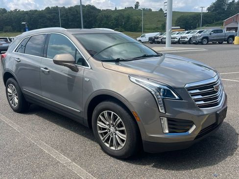 Used 2017 Cadillac XT5 Luxury w/ Driver Awareness Package AWD/4WD image 3