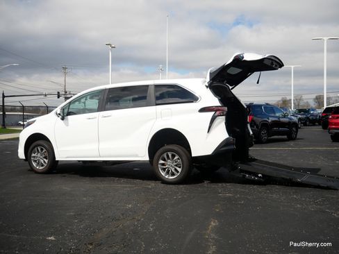 New 2026 Toyota Sienna LE FWD image 9