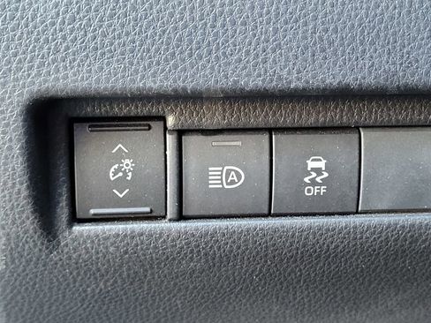Used 2023 Toyota Venza LE AWD/4WD image 11