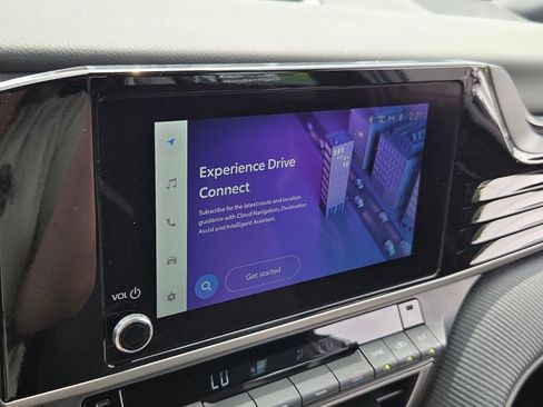 Used 2025 Toyota Camry SE w/ Convenience Package image 18