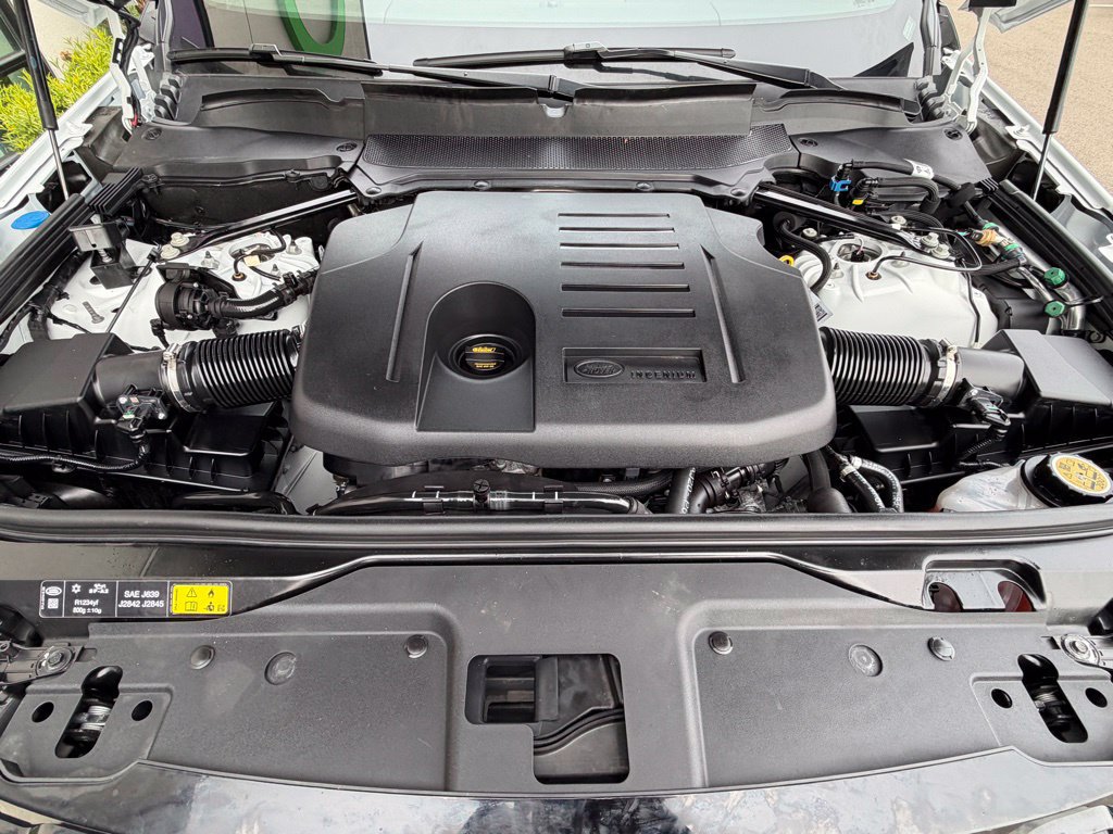 Used 2024 Land Rover Discovery Dynamic SE AWD/4WD image 8