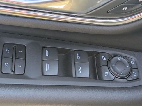 Used 2022 GMC Yukon XL SLT w/ SLT Premium Package image 12