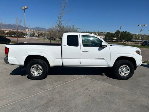 Used 2017 Toyota Tacoma SR5 AWD/4WD image 9