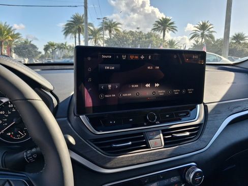 Used 2025 Nissan Altima 2.5 SV w/ SV Premium Package FWD image 22