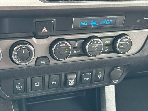 Used 2021 Toyota Tacoma TRD Off-Road w/ Technology Package AWD/4WD image 18