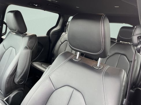 Used 2025 Chrysler Voyager LX image 14