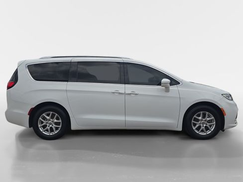 Used 2021 Chrysler Pacifica Touring-L FWD image 2