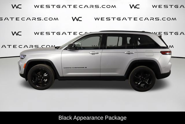 Used 2023 Jeep Grand Cherokee Limited w/ Black Appearance Package RWD image 5