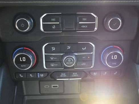 Used 2024 Chevrolet Suburban Premier AWD/4WD image 29