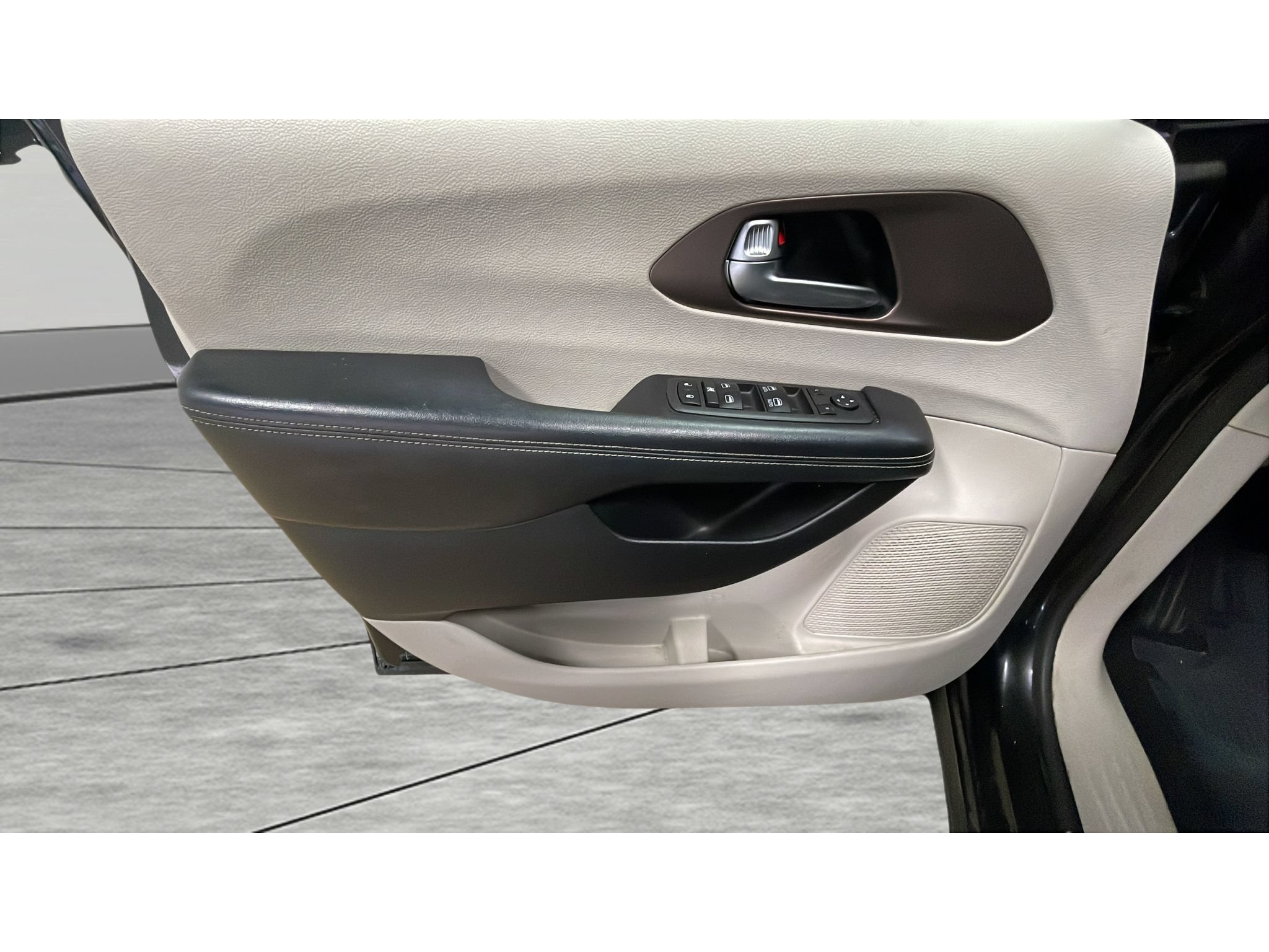 Used 2021 Chrysler Voyager L FWD image 11